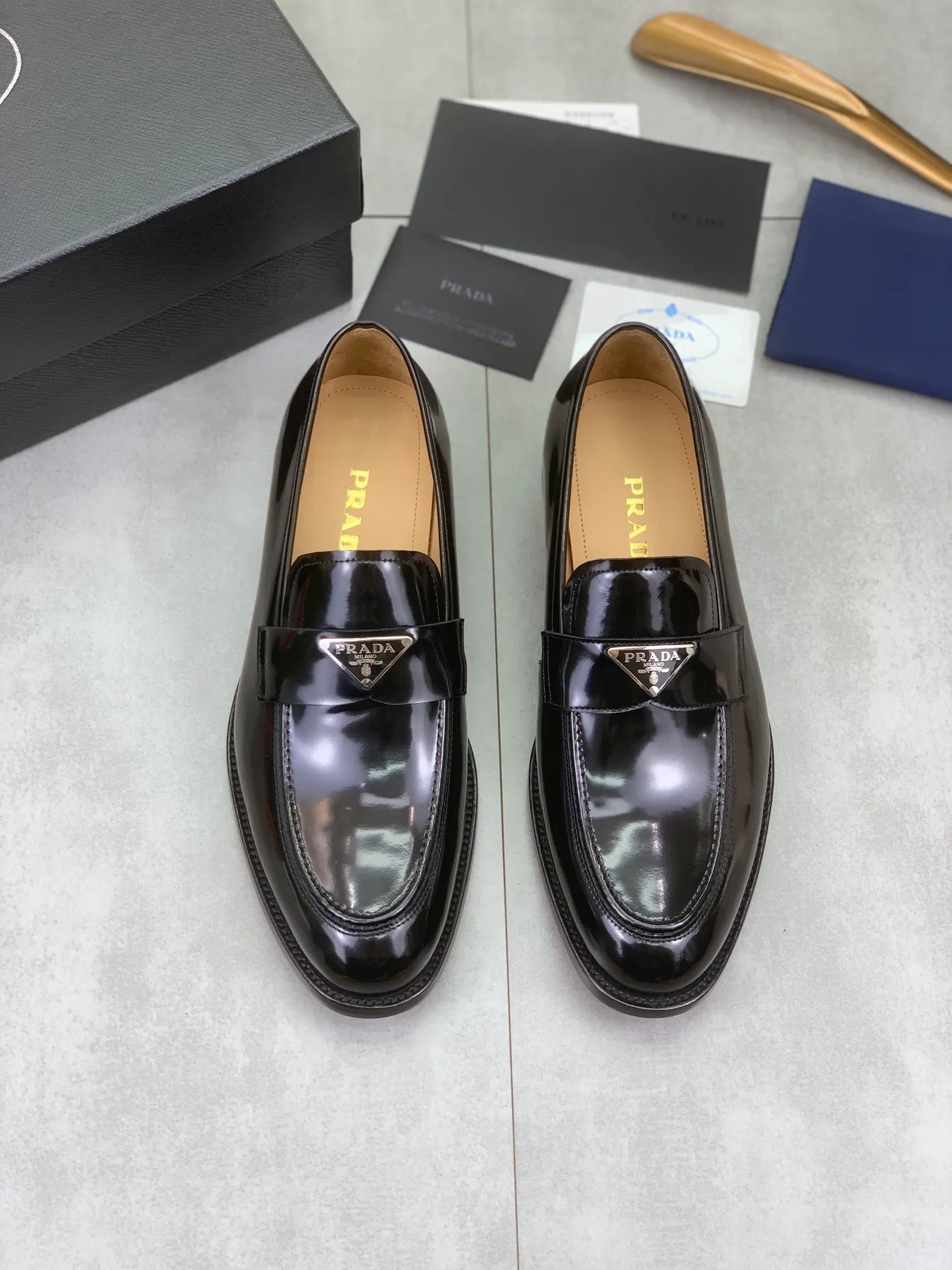 Factory price P920 💰 (high-grade genuine leather outsole) original quality, top version 🔱 ＰＲＡＤＡPrada. Men's business casual leather shoes, top quality products. 1:1 shipment⬆️Luxurious and noble👞All imported original brand fabrics, just to create a more comfortable wearing experience. Upper: original comfortable open-edge beaded calfskin➕Top imported water-dyed full cow lining, original lightweight and comfortable high-grade genuine leather outsole✔️Number: 39-44 (38.45.46 can be customized)